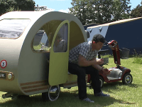 Yannick Noah má v maličkom karavane posteľ, umývadlo i televízor. 