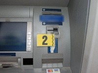 Na bankomat namontovali čítačku, skončili v rukách polície