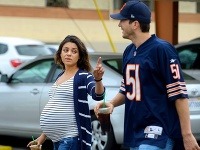 Mila Kunis je tesne pred pôrodom stále štíhla a užíva si prechádzky s Ashtonom Kutcherom.