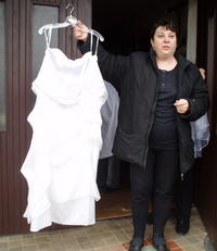 Biele šaty do truhly ukazuje krstná mama nebohej dievčiny. Pohreb bol v pondelok.