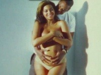 Speváčka Beyoncé zverejnila privátny záber, na ktorom v čase tehotenstva pózuje takmer nahá a objíma ju manžel Jay-Z.