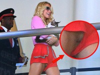 Odvážna speváčka Kesha si v príliš voľných šortkách neustrážila rozkrok.
