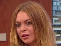 Herečka Lindsay Lohan pred britskými kamerami predviedla opuchnutú tvár a výrazne zväčšené pery.
