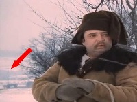 V zábere, kde Vincek (Vladimír Menšík) píli v sade drevo, je vidno stĺp elektrického vedenia. 