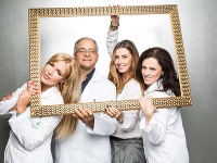 V strede riaditeľka kliniky Envy Natália Selveková s prímármi jednotlivých oddelení