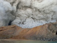 Výbuch vulkánu Ontake si vyžiadal desiatky nezvestných a zranených.
