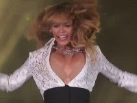 Speváčku Beyoncé zradila na pódiu čipkovaná blúzka, spod ktorej vykukla podprsenka.