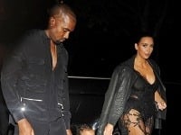 Kim Kardashian, manžel Kanye West a ich spoločná dcéra North vyrazili na prehliadku značky Givenchy.