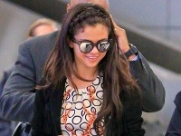 Vysmiata Selena Gomez si nevšimla, že má rozopnutý zips na obtiahnutých džínsach.