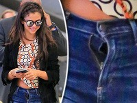 Vysmiata Selena Gomez si nevšimla, že má rozopnutý zips na obtiahnutých džínsach.