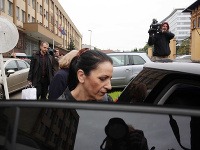 Nora Mojsejová po prepustení z väzenia nasadla rýchlo do auta a ofrčala preč.