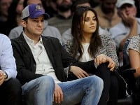 Ashton Kutcher a Mila Kunis na zápase NBA