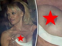 Pamela Anderson si neustrážila dekolt a ukázala obnažený prsník.