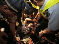 Protesty v Hongkongu si vyžiadali niekoľko zranených.