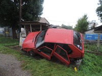 Mladá vodička zdemolovala autobusovú zastávku. Mladá vodička zdemolovala autobusovú zastávku.