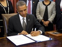 Barack Obama podpisuje zákon na preškolenie personálu zdravotníctva.