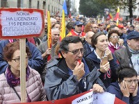 V Miláne protestujú tisíce Talianov