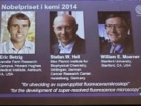 Americkí vedci Eric Betzig (vľavo), William E. Moerner (vpravo) a nemecký vedec Stefan W. Hell Americkí vedci Eric Betzig (vľavo), William E. Moerner (vpravo) a nemecký vedec Stefan W. Hell