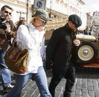 Paris s priateľom Benjim Maddenom prechádzajú cez Staroměstské námestie v Prahe.