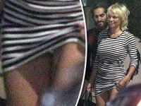 Neopatrná Pamela Anderson si dovtedy vyhŕňala šaty, až jej začala vykúkať spodná bielizeň.
