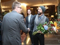 Adriena Brodyho privítal v priestoroch luxusného bratislavského hotela riaditeľ televízie Joj Marcel Grega.