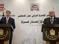 Minister zahraničných vecí John Kerry a minister zahraničných vecí Egypta Sameh Shukri (vpravo)