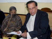 Salman Taseer (vpravo) guvernér pakistanskej provincie Pandžáb a Asia Bibi. Salman Taseer (vpravo) guvernér pakistanskej provincie Pandžáb a Asia Bibi.