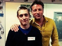 Jamie Oliver a jeho nový šéfkuchár David Mason, ktorý bol odsúdený za znásilnenie 12-ročného dievčaťa.