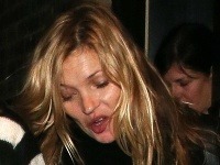 Opitá Kate Moss sa o štvrtej ráno tackala z vychytenej reštaurácie.