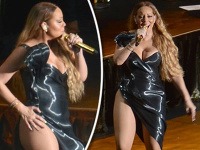 Mariah Carey vytasila bujný dekolt aj macaté stehná v poriadne odvážnej róbe.