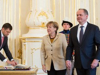 Prezident SR Andrej Kiska a kancelárka Spolkovej republiky Nemecko Angela Merkelová počas prijatia prezidentom SR. Merkelová si prišla na Slovensko prevziať čestný titul UK Doctor honoris causa.