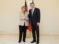 Predseda vlády SR Robert Fico a kancelárka Spolkovej republiky Nemecko Angela Merkelová počas slávnostného ceremoniálu na nádvorí Úradu vlády SR. 