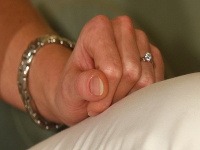Takýto prsteň sa počas večera Tatiane Pauhofovej ligotal na prste ľavej ruky. Ona popiera, že by išlo o zásnubný. 