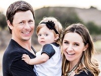 Beverley Mitchell sa prostredníctvom Instagramu podelila o spoločnú fotku s manželom a dcérkou Kenzie Lynne, na ktorej doslova prekypuje šťastím.