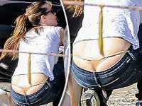 Jennifer Garner si neustrážila džínsy, spod ktorých jej vytŕčali nohavičky strihu tango.