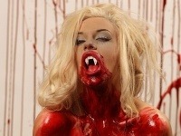 Courtney Stodden pri príležitosti Halloweenu nafotila krvavé zábery s obnaženými vnadami.