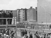 Americký prezident Kennedy sa z vyhliadkovej platformy pozerá na Berlínsky múr (jún 1963)