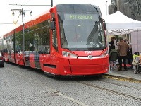 Nízkopodlažná električka v Bratislave má maximálnu kapacitu 256 cestujúcich.