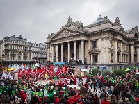 Brusel obsadilo vyše stotisíc demonštrantov