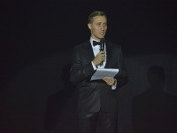 Módnou šou sprevádzal hostí moderátor Matej Sajfa Cifra. 
