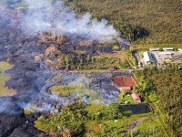 Prúdiaca láva zasiahla na Havajských ostrovoch prvý dom na ceste k dedinke Pahoa.