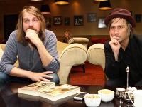 Jerker Eriksson a Håkan Axlander Sundquist počas interview v Bratislave.