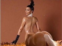 Kim Kardashian na jednej zo zosmiešňujúcich koláží vyzerá ako kentaur.