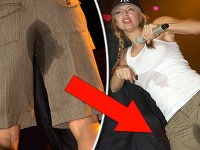 Speváčka Fergie si cvrkla do nohavíc priamo počas vystúpenia pred davom fanúšikov.