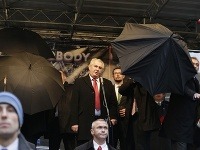Prezidenta ČR Miloša Zemana zahádzali počas prejavu vajíčkami