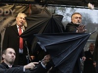Prezidenta ČR Miloša Zemana zahádzali počas prejavu vajíčkami