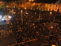 Ľudia sa zhromažďujú v Bratislave, aby protestovali proti korupcii Ľudia sa zhromažďujú v Bratislave, aby protestovali proti korupcii