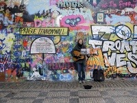 Stena Johna Lennona v Prahe