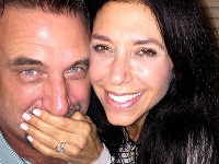 Portál People.com priniesol fotku čerstvo zasnúbeného Daniela Baldwina a Robin Sue Hertz Hempel, na ktorej vidno prsteň. 