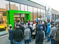 Ani chladné počasie neodradilo ľudí od niekoľkohodinového čakania